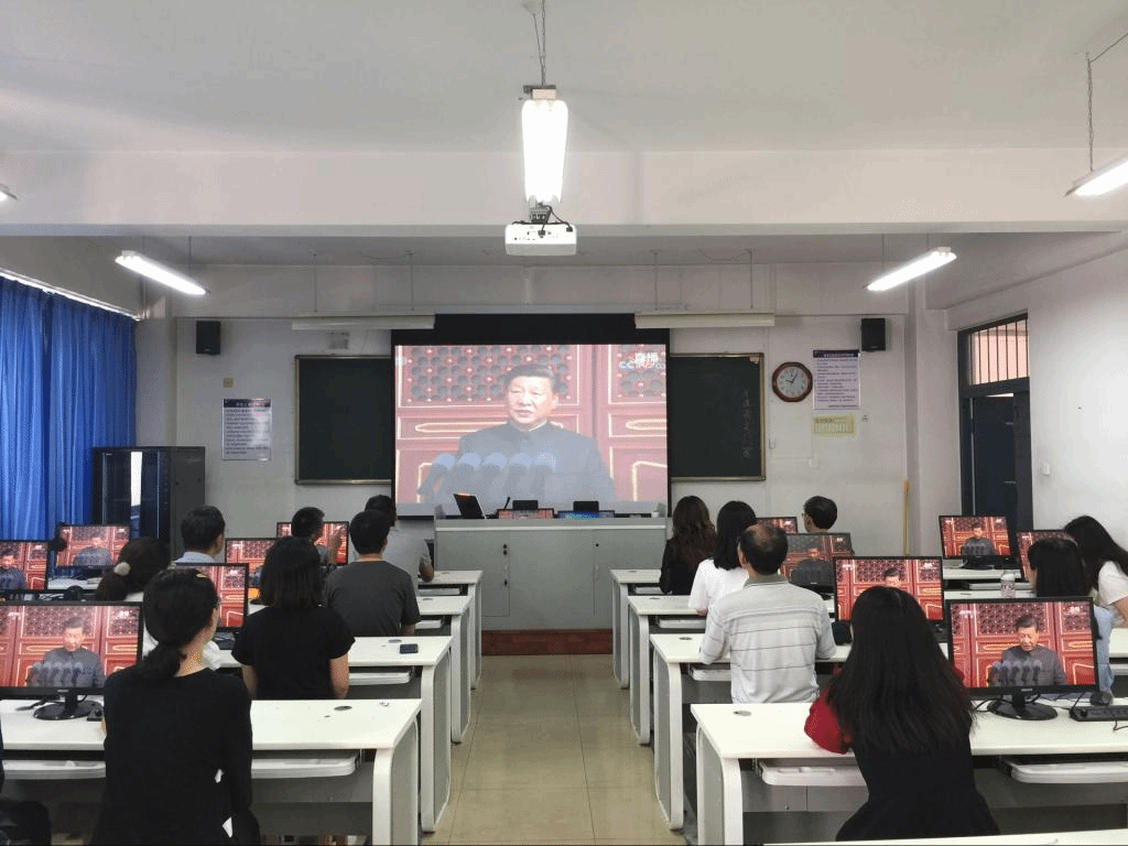星空(中国)教师们一同观看庆祝中华人民共和国成立70周年大会