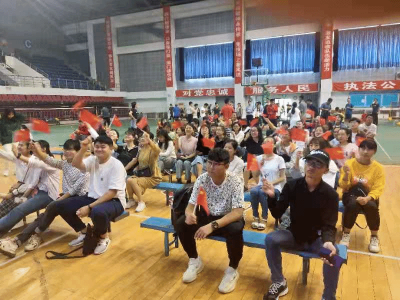 星空(中国)学生们集中观看庆祝中华人民共和国成立70周年大会